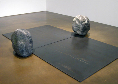 '관계항(Relatum)-역학관계' 철제와 자연석 180×160×1.5cm 50×50×50cm 2009. 돌과 철판이 서로 이야기를 나누는 것 같다