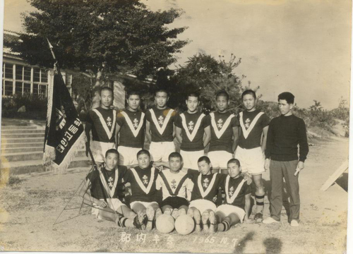 1965년(고2 시절) 아직 졸업생도 내지 못한 신설 학교인 태안고등학교 축구팀이 서산농림고와 서령고를 이기고 서산군 고교축구대회에서 처음으로 우승을 차지했다.  
