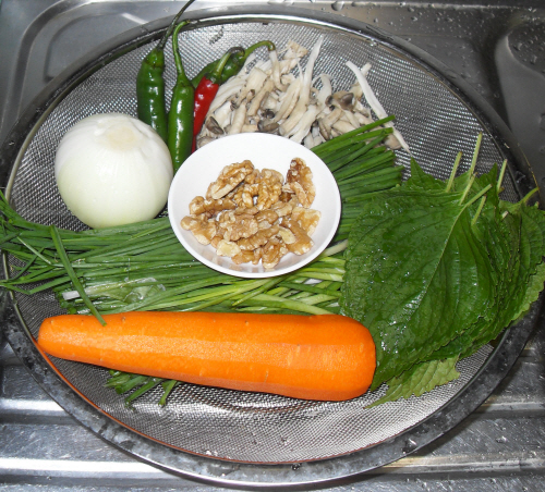 여러가지 채소와 고소한 맛의 호두도 들어간다.