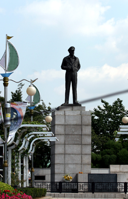  더글라스 맥아더 장군은 중장으로 예편한 군인의 아들로 태어났다. 미역 역사상 최연소 육군 소장이 됐으며, 미국 육군 원수가 됐다. 1945년 일본군을 격파했으나, 한반도 분단에 한 책임을 지고 있는 인물이다. 