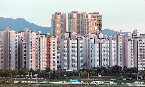 실거래가 지수가 주택가격이 점차 떨어지고 있는 현실을 호도하고 '집값이 급등하고 있다'는 인상을 심어줘 부동산시장의 혼란을 더욱 가중시키고 있다. 사진은 서울 강남지역(잠실)의 아파트단지 모습.