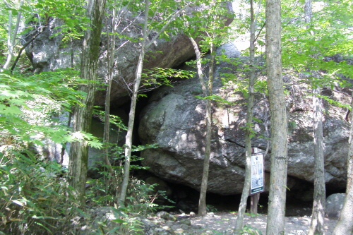  커다란 바위 두개가 겹쳐져 자연동굴을 형성했는데, 이 곳에서 빨치산들은 그들의 기관지를 제작했다.
