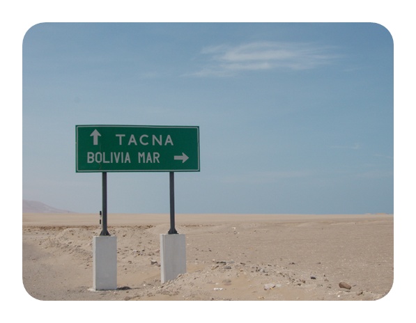 일로에서 타크나 쪽으로 가는 해안도로판에 선명한 볼리비아 바다 표식.