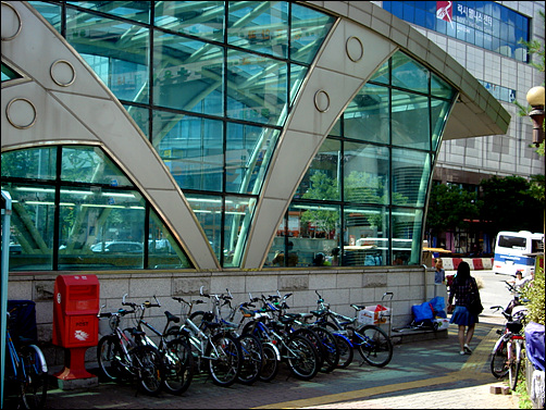 지하철 3호선 화정역 곳곳에 자전거보관대가 있다.