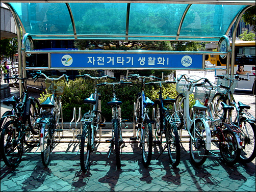 대중교통과 자전거를 이용하는 시민들을 위한 공간이다.