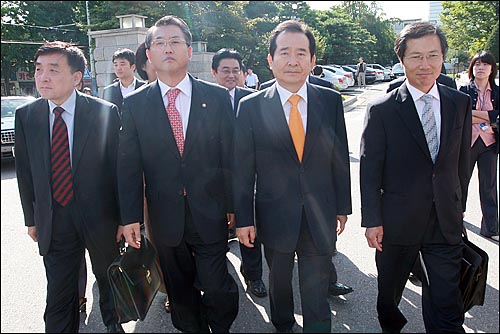 10일 오전 서울 종로구 재동 헌법재판소에 도착한 정세균 민주당 대표와 변호인단.