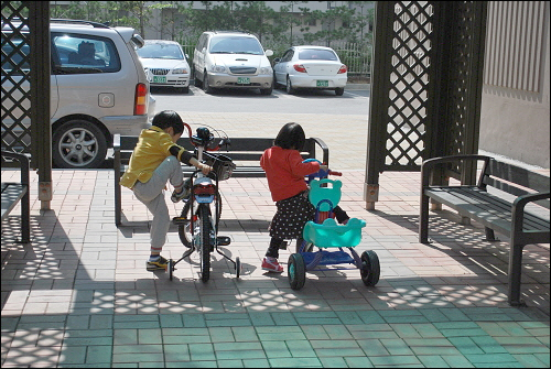 자전거에 올라타는 남매('이야기꾼'이 #5505 엄지뉴스에 보내주신 사진입니다)