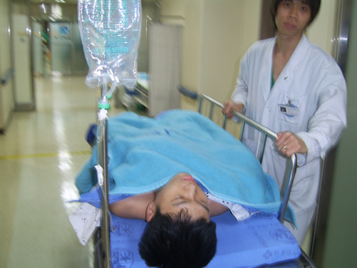 내 아들 녀석은 고등학교에 입학하던 2006년 2월 20일 서울 강남성심병원에서 '이소성 콩팥 요관 협착증' 수술을 받았다. 콩팥 하나가 정상 위치가 아닌 방광 근처 골반 앞에 있다고 했다.  