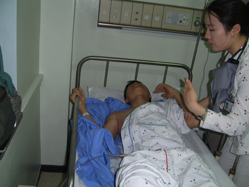 2005년 2월 맹장염이라는 오진으로 맹장수술을 받은 바 있는 아들 녀석은 2006년 2월 서울 강남성심병원에서 '이소성 콩팥 요관협착증' 수술을 받음으로써 오랜 동안의 간헐적인 통증에서 완전 해방될 수 있었다.  