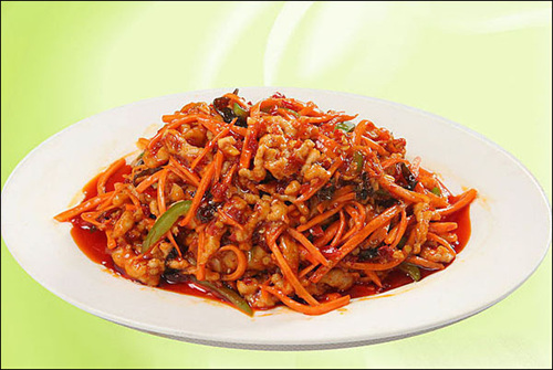한국인이 즐겨먹는 중국요리 중 하나인 위샹러우쓰(魚香肉絲). 돼지고기를 채 썰어 매콤하면서 달콤한 맛이 나는데, 이 역시 대표적이고 서민적인 쓰촨요리다.