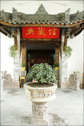 쓰촨의 한 농촌마을에서 수집한 청나라 때 기와로 멋들어지게 지은 전시관 입구.