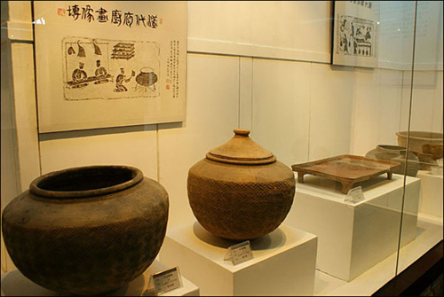 쓰촨식 김치이자 발효음식인 파오차이를 담그는 항아리. 한나라 때의 유물이다. 