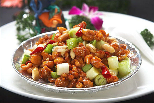 한국인이 좋아하는 대표적인 중국요리 중 하나인 궁바오지딩(宮爆鷄丁). 닭고기 가슴살을 잘게 썰어 마른 고추와 땅콩을 넣어 볶은 음식이다.