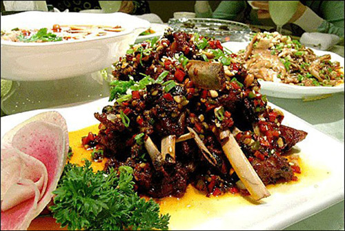 내가 좋아하는 쓰촨요리 중 하나인 셔우스양파이(手？羊排). 보기만 해도 고추와 산초의 맵고 얼얼한 맛이 느껴진다.
