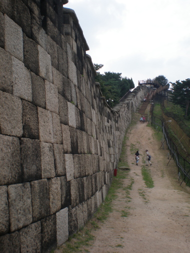 청풍암문에서 청운대 방향으로 가는 성벽 아랫길