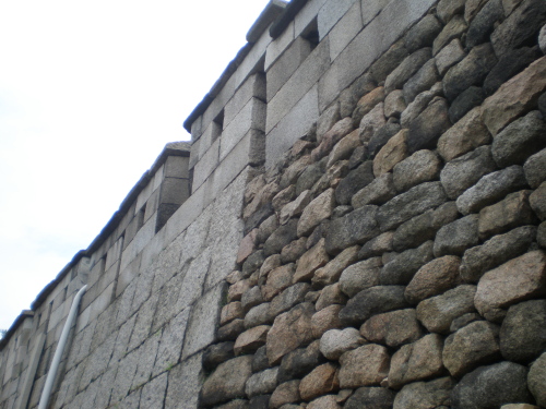 사진 오른쪽은 태조 때 쌓은 성벽 돌(메주 모양의 작은 돌)이고, 왼쪽은 숙종 때 쌓은 비교적 잘 다듬어진 정방형의 네모난 성벽 돌이다.