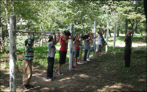 정규 수업을 마치고 학생들이 마을학교인 갈계숲에서 철봉대를 잡고 체험학습을 하고 있다.