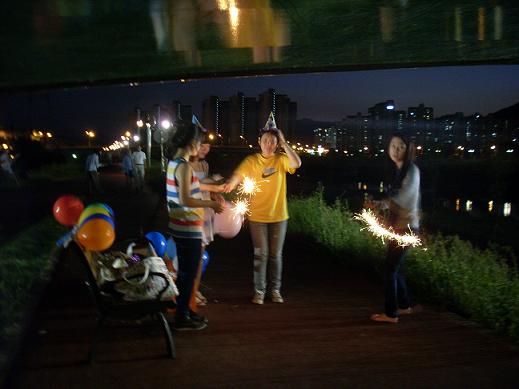밤이 내린 양산 천...강둑길에서 생일 파티를 하고 있는 소녀들...