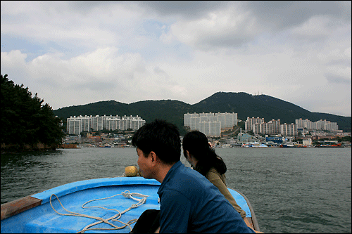  뱃전에 부서지는 철썩이는 파도 시원한 갈바람을 뒤로 한 채 우럭을 실은 배는 이제 바다에서 뭍으로 간다. 
