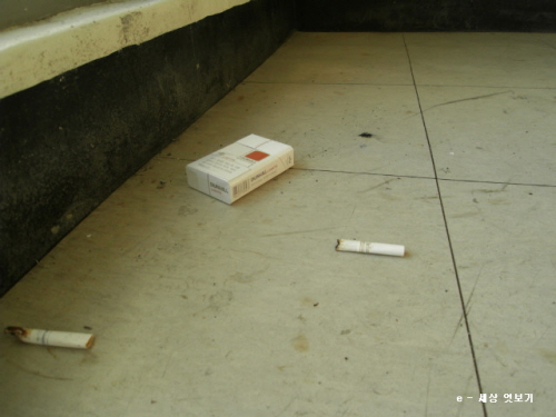 학교 주변이나 아파트 계단등 학생들의 흡연장소가 점점 대범해지고 있다.