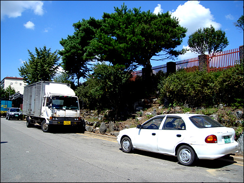 두응촌 묘역 앞에 주차된 차량들