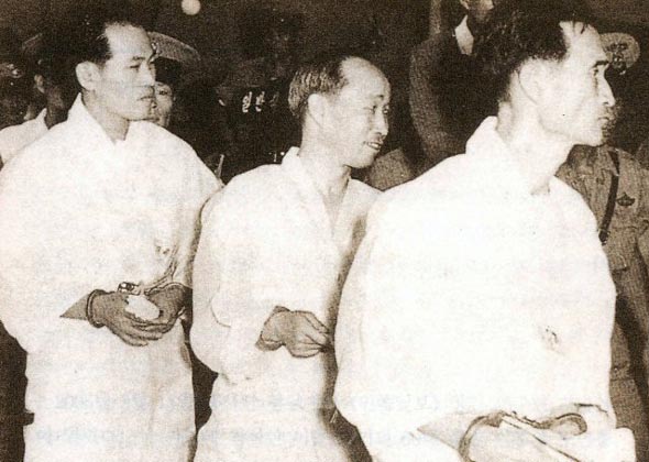 1961년 8월 28일 오라에 묶여 법정에 들어가는 민족일보 사장 조용수와 송지영 (왼쪽부터) 
