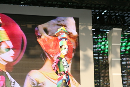 '서커스를 형상화 시킨 조형물'을 머리에 얹은 한 참가팀 모델의 모습.