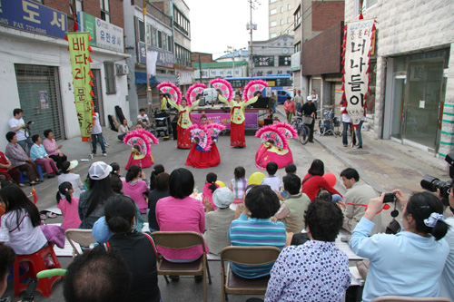  2008년 인천 중구 배다리에서 열린 '3회 삐까뻔쩍 시민축제'의 모습.