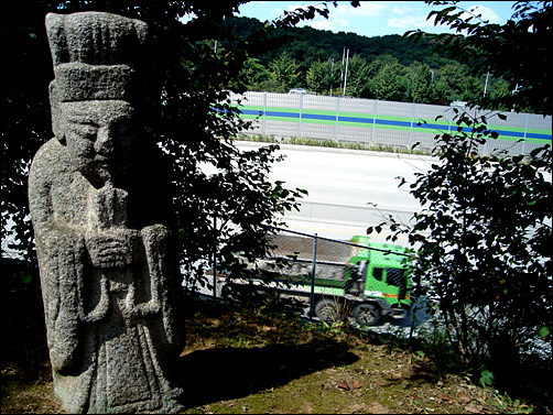 서울외곽순환고속도로 옆에 자리한 월산대군묘가 나온다.