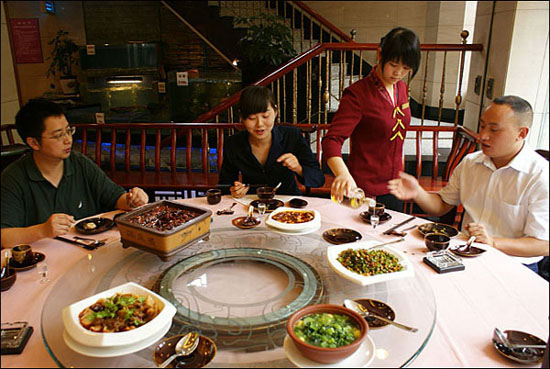 백주는 맵고 얼얼하며 자극적인 쓰촨요리와 잘 어울린다. 깨끗한 맛과 짙은 향의 쓰촨 백주가 쓰촨요리의 맵고 얼얼한 맛을 여과해 준다. 