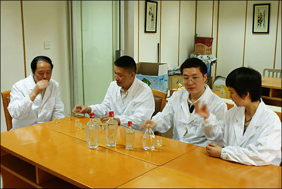새로이 개발되는 백주의 맛을 시음하는 취안싱의 품주사들. 맨 오른쪽이 있는 이가 라이덩이 취안싱주업회사 부사장이다. 