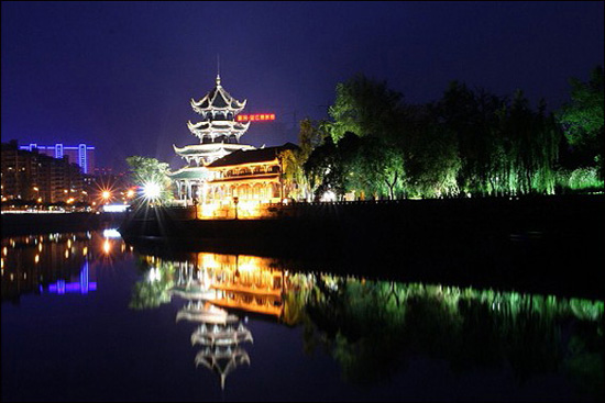 수이징팡 유적 쪽에서 바라본 왕장러우공원의 야경. 