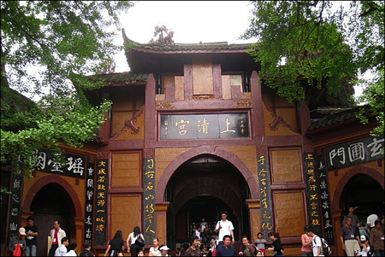 칭청산 내 도교사원 중 가장 규모가 큰 상칭궁(上淸宮). 상칭궁은 산비탈에 세워져 건축미가 입체적이다.