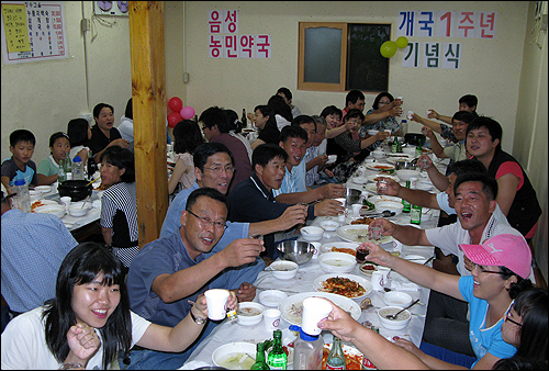 음성군 금왕읍의 한 식당에서 지역의 농민들을 비롯한 관계자들이 음성농민약국 개국 1주년을 축하해 주고 있다. 