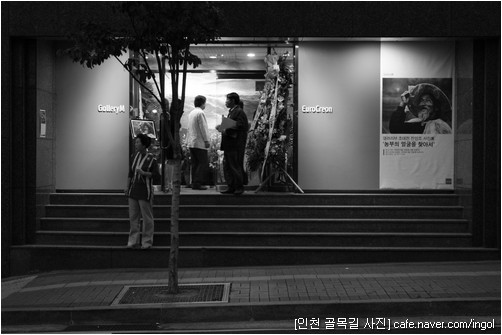 전민조 님 사진잔치 "농부"가 서울 중구 저동2가에 자리한 <갤러리 M>에서 열리고 있습니다.