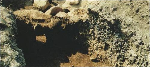 전남 강진 용운리 가마터 사진입니다. 진흙가마 유적은 영암, 해남, 강진까지 많이 발견되고 있어서 이곳에 번성했던 도자기 산업의 열기를 짐작케 합니다.