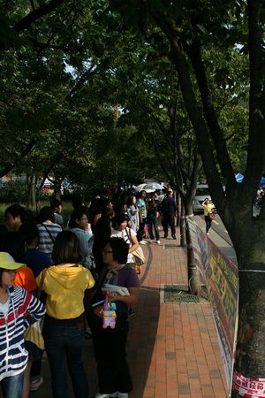 콘서트 초대권을 배부받기 위해 기다리는 관람객들의 모습.