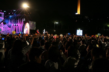 수많은 관람객, 공연이 진행되는 무대를 향해 응원과 호응을 보내고 있는 모습.
