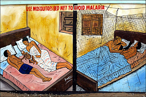두 가정의 침실을 비교하며 말라리아를 예방하기 위하여 모기장을 사용할 것을 권하고 있다. 
