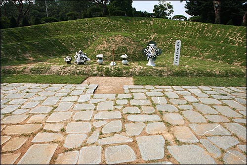 묘지 조성 작업이 끝나지 않은 고 김대중 전 대통령 묘소. 일반인들의 출입이 엄격하게 통제되고 있으며, 기자들도 현충원측의 허락을 받아야 들어올 수 있다.