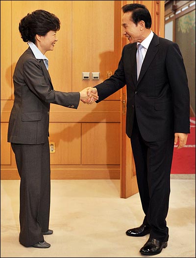 지난 2009년 9월 16일 대통령 특사로 유럽을 다녀온 박근혜 전 한나라당 대표가 청와대에서 방문결과 보고를 하기에 앞서 이명박 대통령과 악수를 하고 있다.