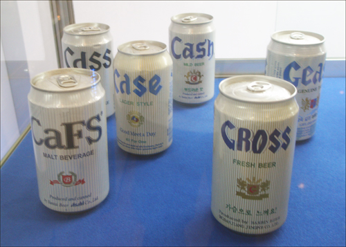 국산 맥주 'Cass'의 모조품들. 사진에 나온 Cdss 등 6종 외에도 Caus 등 7종의 모조품이 더 전시되어 있다. 