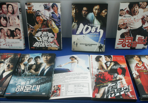 중국에서 만든 국내 영화의 불법복제 DVD. 현재 국내 극장에서 상영중인 '해운대'도 이미 중국내에서 유통되고 있다. 