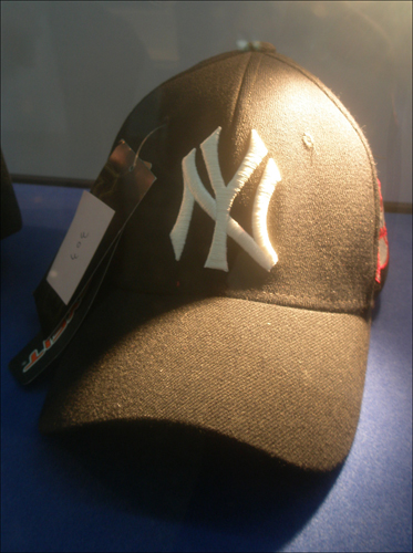 국내에서 큰 인기를 얻고 있는 MLB 모자의 중국산 모조품. 