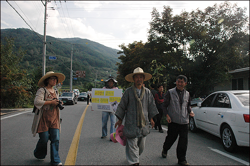 도법 스님이 주민들과 함께 엄천강 따라걷기를 하고 있다. 도법 스님은 주민들과 함께 지리산댐 반대운동을 하고 있다.