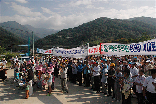 경남 함양 마천면과 운봉면, 그리고 전북 남원시 산내면 주민 약 300여 명이 지리산댐 반대집회를 열었다.