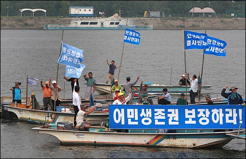  '한강운하백지화 서울행동' 회원들과 고양시 어민들이 17일 오후 서울 영등포구 선유도공원 선착장 앞에서 한강운하 계획의 중단을 요구하며 선상 시위를 벌이고 있다.