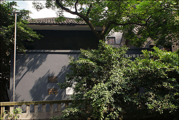 충칭 대한민국임시정부 청사의 외경. 주변 고층 건물과 아파트에 둘러싸여 있지만 고풍스럽고 단아한 원형을 유지하고 있다.