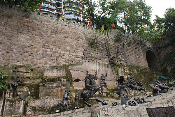 퉁위안먼은 명나라 때 건설된 충칭성에서 유일하게 남은 성문과 성벽이다.