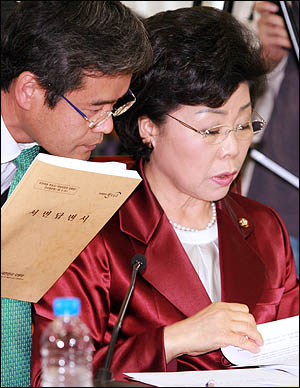 김옥이 한나라당 의원이 18일 국회 인사청문회에서 김태영 국방부장관 후보자에 대한 자료를 검토하고 있다.